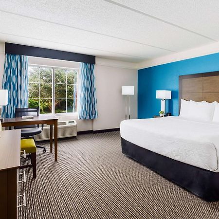 La Quinta By Wyndham Tampa Brandon Regency Park Hotel Exterior photo